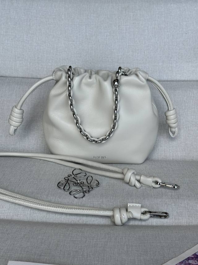 原厂皮 新品 盐白色 型號1773 23-17-5.5 配套金屬鏈條加长皮肩帶 迷你纳帕羊皮革 Flamenco 手拿包 十九世纪七十年代发布的 Flamenc