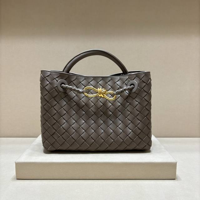 正品级 顶级2023春夏新款延續了品牌的編織紋風格有細節上的金屬繩結開關扣种 這次還將肩帶估做成管條編織、呈現出不同的工藝手法 背法多變，打造出更多不同造型 I