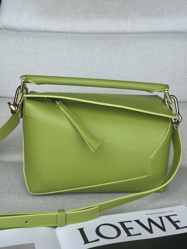 原厂皮 新品 寬肩帶另外下單 回貨 小号经典牛皮革puzzle 手袋 3001B草地绿 24Cm Puzzle 手袋是创意总监乔纳森 安德森 Jonathan