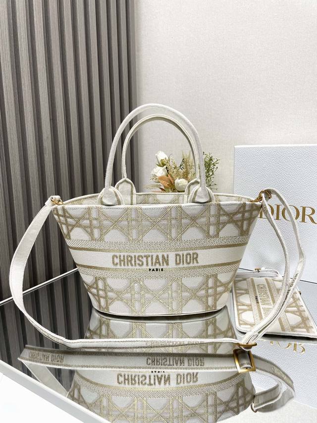 正品级 新款金格子菜篮子 这款篮式手袋醒目时尚，其优雅的廓形将实用功能与高雅气质融为一体。通体饰以荧光粉色动物图案刺绣，正面点缀以 Christian Dior