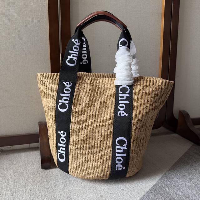 正品级 Chloe Large Woody Basket 其中大号woody提篮包饰有woody缎带,采用经典的提篮造型,以营造惬意的夏日氛围。可手提和肩背,菜 正品级 Chloe Large Woody Basket 其中大号woody提篮包饰有woody缎带,采用经典的提篮造型,以营造惬意的夏日氛围。可手提和肩背,菜