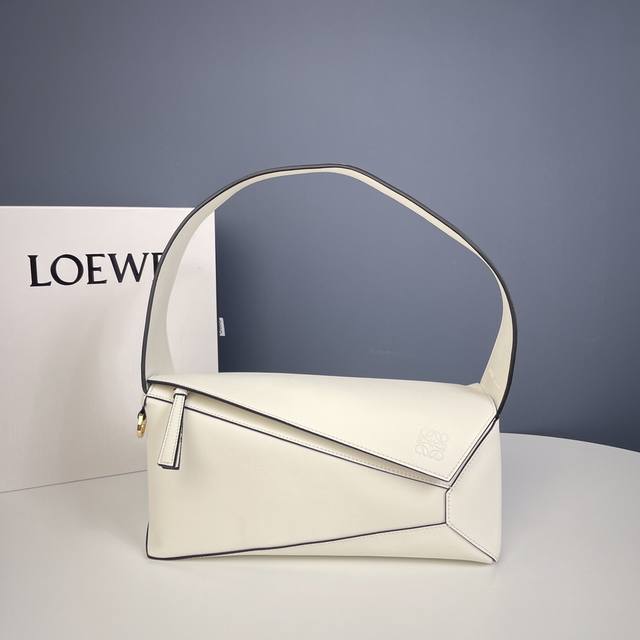 原厂皮 新款puzzle Hobo 是一款柔软且精致的短款纳帕牛皮革单肩包灵感来自 Puzzle 包的长方体形状和独特的几何线条始于颜值忠于皮质,特别是 Puz 原厂皮 新款puzzle Hobo 是一款柔软且精致的短款纳帕牛皮革单肩包灵感来自 Puzzle 包的长方体形状和独特的几何线条始于颜值忠于皮质,特别是 Puz