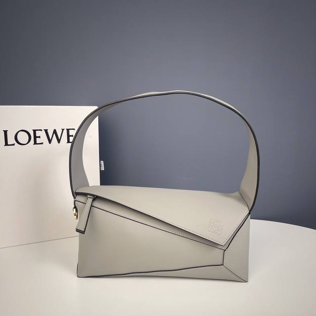 原厂皮 新款puzzle Hobo 是一款柔软且精致的短款纳帕牛皮革单肩包灵感来自 Puzzle 包的长方体形状和独特的几何线条始于颜值忠于皮质,特别是 Puz 原厂皮 新款puzzle Hobo 是一款柔软且精致的短款纳帕牛皮革单肩包灵感来自 Puzzle 包的长方体形状和独特的几何线条始于颜值忠于皮质,特别是 Puz