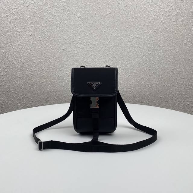 正品级 顶级原单 新款手机包2Zh109出货 新款手机包造型超简单又独特,对于现在超级流行的小包风潮,绝对是值得入手的!而且有种莫名复古的感觉对于览包无数的时髦 正品级 顶级原单 新款手机包2Zh109出货 新款手机包造型超简单又独特,对于现在超级流行的小包风潮,绝对是值得入手的!而且有种莫名复古的感觉对于览包无数的时髦