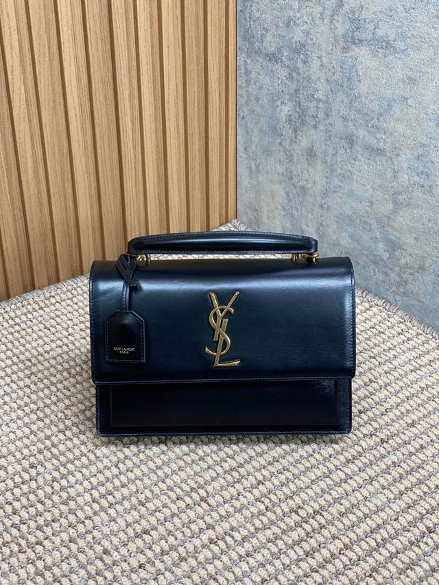 正品级 原厂皮 精品专供黑牙签纹 金 日落包sunset家族的新成员,全新设计的可调节式肩带,大大的增加了使用的便利性!尺寸也重新升级,更大尺寸可容纳更多随身物 正品级 原厂皮 精品专供黑牙签纹 金 日落包sunset家族的新成员,全新设计的可调节式肩带,大大的增加了使用的便利性!尺寸也重新升级,更大尺寸可容纳更多随身物