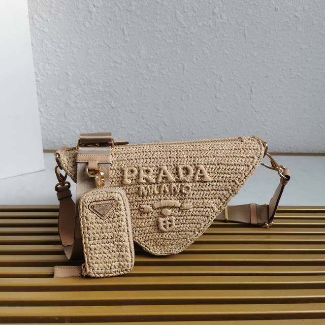 正品级 顶级原单 草编三角包1Bh190 这款纯手工编织三角包设计太棒了立体手工编织字体，复杂手工显得格外大气 时尚，容量空间大，上身效果非常棒，最爱是肩带配有