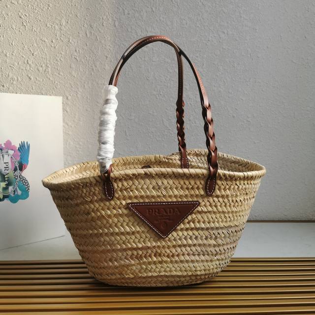 正品级 顶级原单 菜篮子来啦~ 棕榈叶火爆到疯狂的草编包 牛皮包边玉米棒纹肩带,搭配拉菲草编织 法式慵懒风满满 既能手提又能肩背 上身超nice 1Bg314 正品级 顶级原单 菜篮子来啦~ 棕榈叶火爆到疯狂的草编包 牛皮包边玉米棒纹肩带,搭配拉菲草编织 法式慵懒风满满 既能手提又能肩背 上身超nice 1Bg314
