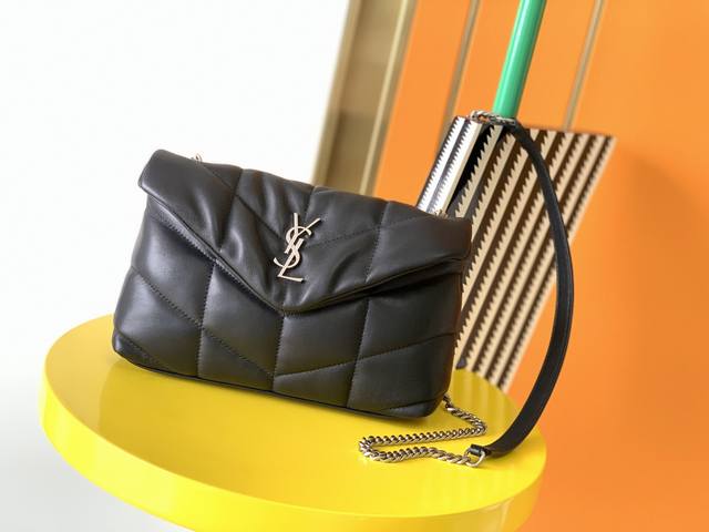 正品级 原厂皮 # #Loulou Puffer 迷你绗缝小羊皮包，超火爆的款式专柜最新mini尺寸！原厂zp皮制作，手感柔软细腻，小小个带出门犹如棉花糖般可爱