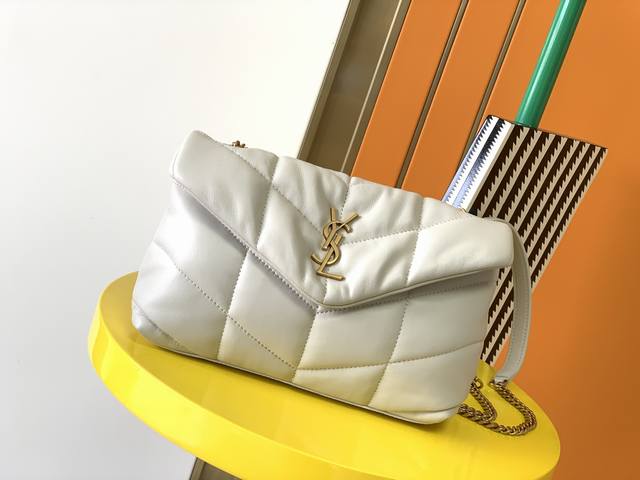 正品级 原厂皮 # #Loulou Puffer 迷你绗缝小羊皮包，超火爆的款式专柜最新mini尺寸！原厂zp皮制作，手感柔软细腻，小小个带出门犹如棉花糖般可爱