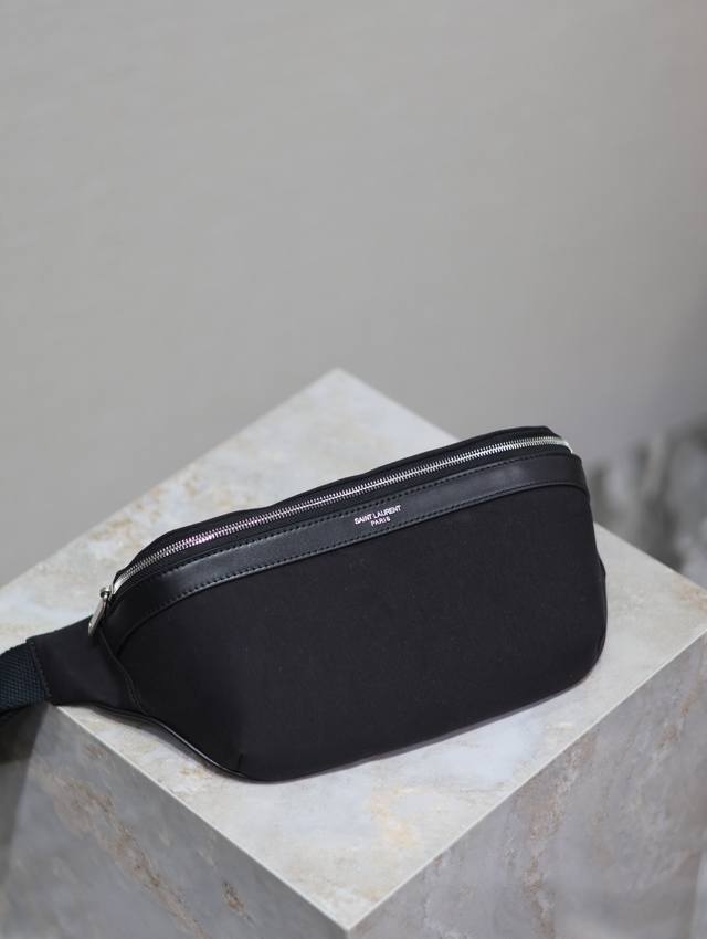 正品级 Classic_腰包 胸包 定制帆布配牛皮,包内有3个卡片槽,包背面有一个拉链袋,超级无敌实用款!出门必备款!男女通用款!情侣之间一个这样的包可以一起背 正品级 Classic_腰包 胸包 定制帆布配牛皮,包内有3个卡片槽,包背面有一个拉链袋,超级无敌实用款!出门必备款!男女通用款!情侣之间一个这样的包可以一起背