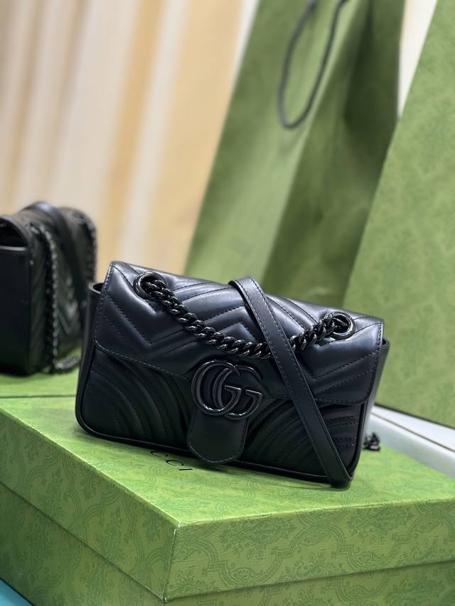 正品级 Gg Marmont系列 原厂皮 Marmont系列金属链肩背包，结构柔软，超大翻盖点缀双g配件。滑链肩带设计精巧，背法多样，可在肩背和手提之间自由转换