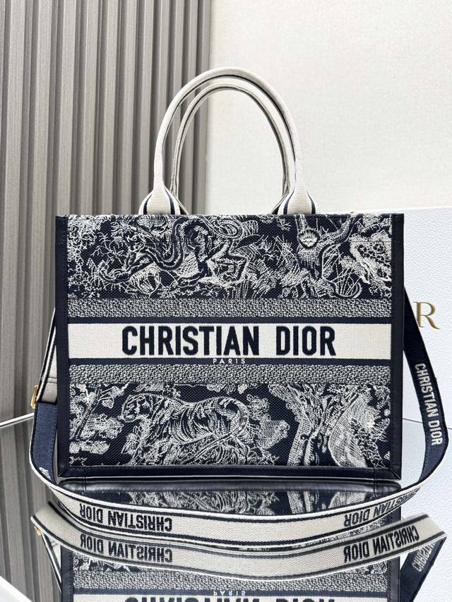 正品级,高版本 新蓝虎刺绣拼皮配肩带 中号 Dior Book Tote 购物袋 这款book Tote手袋灵感来自女装创意总监玛丽亚 嘉茜娅 蔻丽 Maria 正品级,高版本 新蓝虎刺绣拼皮配肩带 中号 Dior Book Tote 购物袋 这款book Tote手袋灵感来自女装创意总监玛丽亚 嘉茜娅 蔻丽 Maria