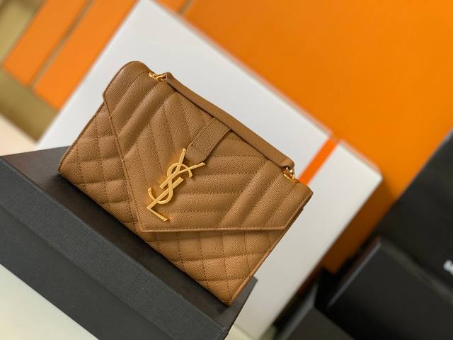 正品级 原厂皮 ##小号21Cm 粒面压花绗缝纹真皮信封包经典就是永恒，美出天际的v纹拼菱格的鱼子酱纹路，意大利zp原厂牛皮搭配醒目y家logo，大气时尚集于一