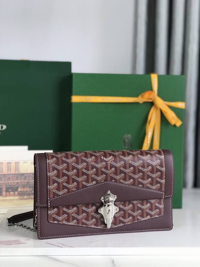 正品级 Duchesse Marie-Caroline传世珍品，手袋的经典之处体现在其独特的金属扣环上，灵感源于历史悠久的行李箱，巧妙且多用途，借助可拆卸的链条