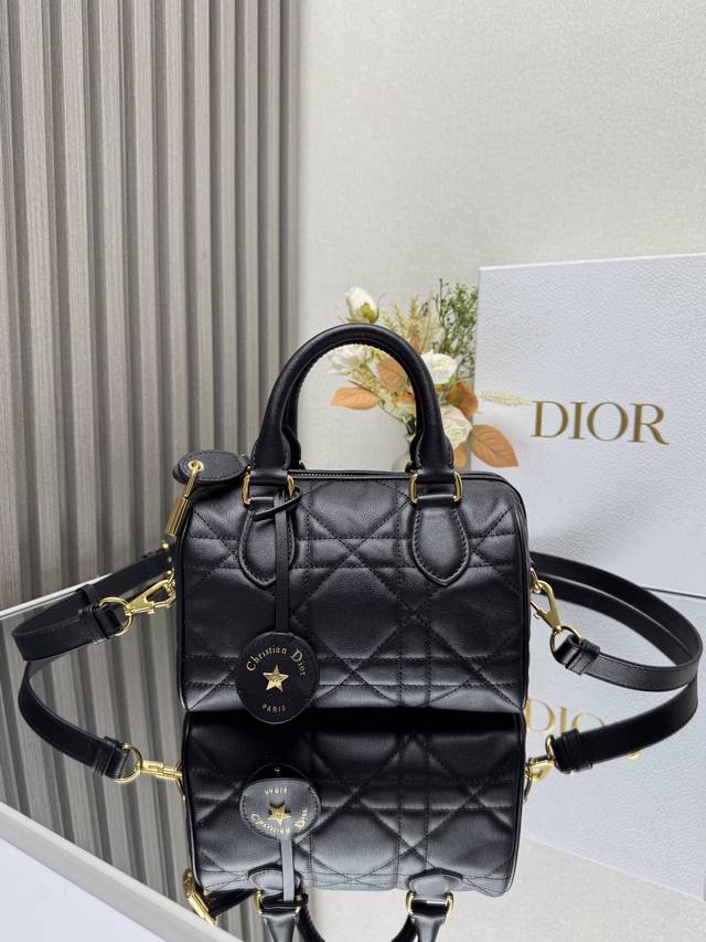 正品级，高版本 新款dior Groove 20Cm 手袋黑色皮 Oblique 这款dior Groove 20手袋是二零二四冬季成衣系列新品，并点缀以金色饰