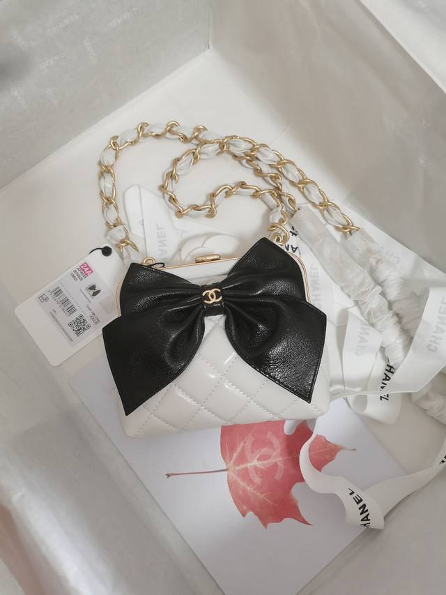 蝴蝶结 尺寸:12X13X4 Cm 24A梦幻般的蝴蝶结蛙口包 太可爱 蛙口夹子包 以放纸巾口红粉饼油蜡羊皮貭感很棒相対来説耐磨很多 以做晚宴包 搭配礼服 超美 蝴蝶结 尺寸:12X13X4 Cm 24A梦幻般的蝴蝶结蛙口包 太可爱 蛙口夹子包 以放纸巾口红粉饼油蜡羊皮貭感很棒相対来説耐磨很多 以做晚宴包 搭配礼服 超美