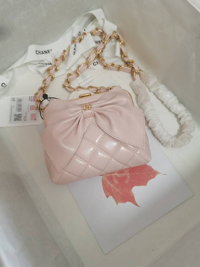 蝴蝶结 尺寸：12X13X4 Cm 24A梦幻般的蝴蝶结蛙口包 太可爱 蛙口夹子包 以放纸巾口红粉饼油蜡羊皮貭感很棒相対来説耐磨很多 以做晚宴包 搭配礼服 超美