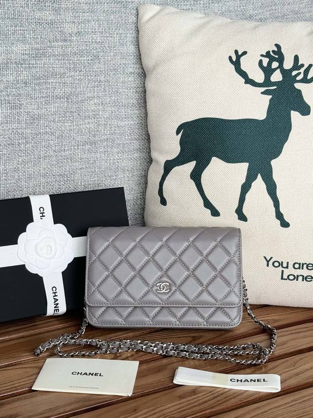 羊皮系列原单品质 编号：A 羊皮c 入门经典款 磁吸扣 小羊皮进口渠道特供，经典菱格与皮穿金属链的经典设计 外观与之前的经典woc一样 不同是内里的拉链变成金属