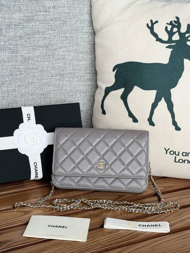 羊皮系列原单品质 编号：A 羊皮c 入门经典款 磁吸扣 小羊皮进口渠道特供，经典菱格与皮穿金属链的经典设计 外观与之前的经典woc一样 不同是内里的拉链变成金属