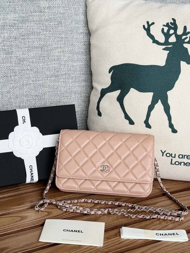 羊皮系列原单品质 编号：A 羊皮c 入门经典款 磁吸扣 小羊皮进口渠道特供，经典菱格与皮穿金属链的经典设计 外观与之前的经典woc一样 不同是内里的拉链变成金属