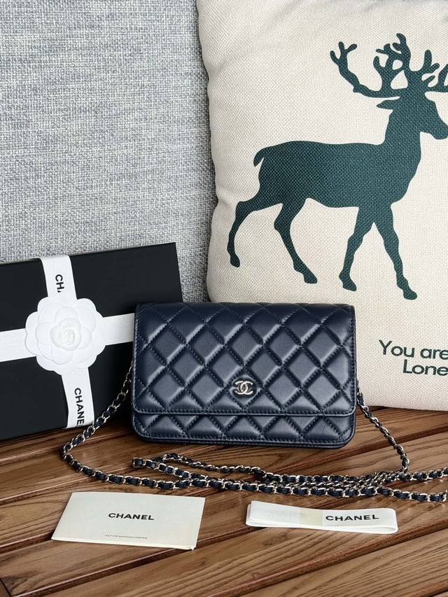 羊皮系列原单品质 编号：A 羊皮c 入门经典款 磁吸扣 小羊皮进口渠道特供，经典菱格与皮穿金属链的经典设计 外观与之前的经典woc一样 不同是内里的拉链变成金属