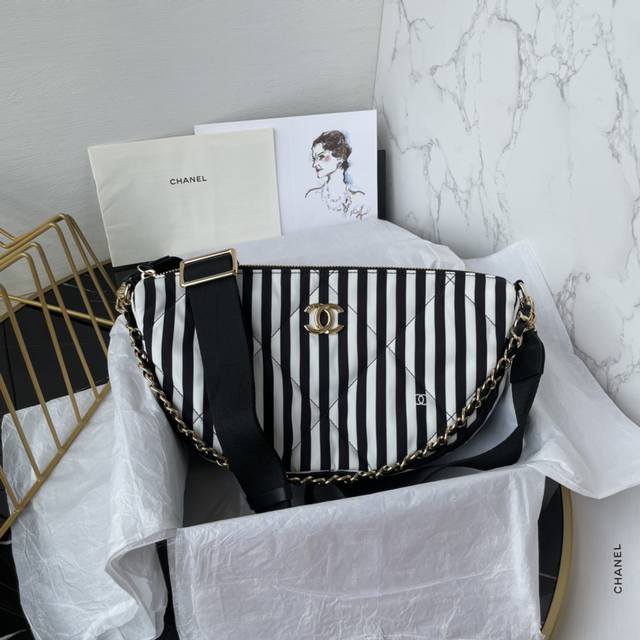 沙滩系列 来了！ 这一季沙滩系列 真是充满夏日多巴胺 粉红色条纹的设计 颜色鲜明 材料轻薄 光看着 就有大海的感觉 太适合夏日背了。尺寸：31 18 9 保龄球