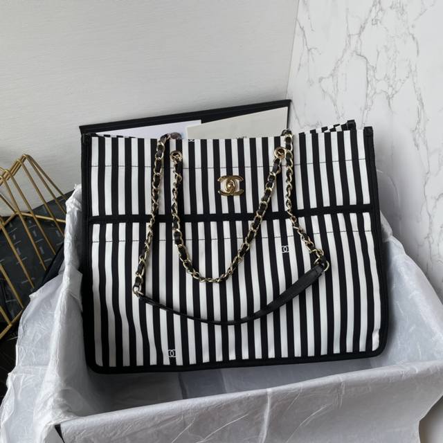 沙滩系列 来了！ 这一季沙滩系列 真是充满夏日多巴胺 粉红色条纹的设计 颜色鲜明 材料轻薄 光看着 就有大海的感觉 太适合夏日背了。尺寸：36 29 18 保龄