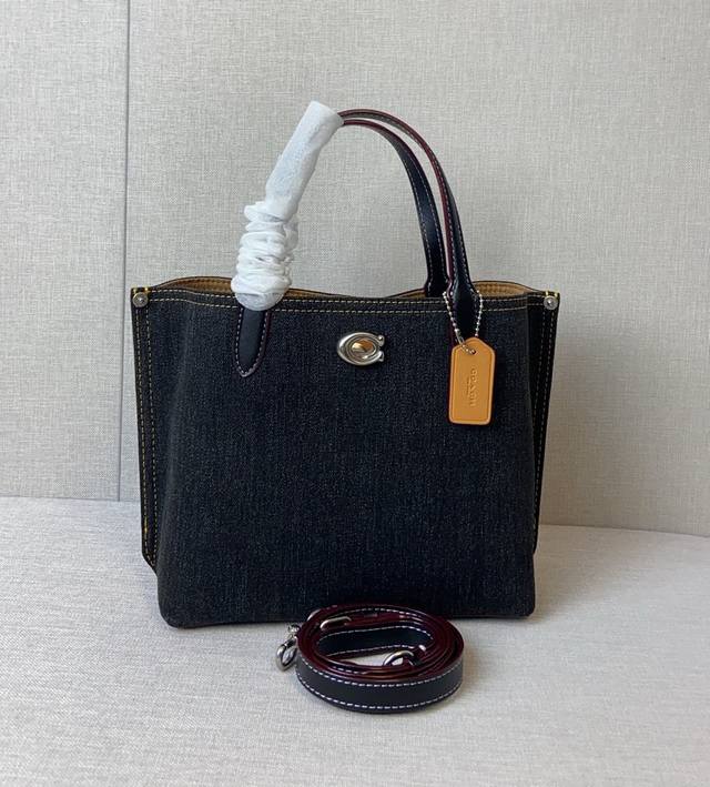 蔻驰4月新款cr708菜篮子，牛仔香布雷春天气息十菜篮子三个隔层实用性，简直是春天出游的最佳搭档，搭白色裙子，牛仔裤，太百搭了叭#尺寸24 20 10