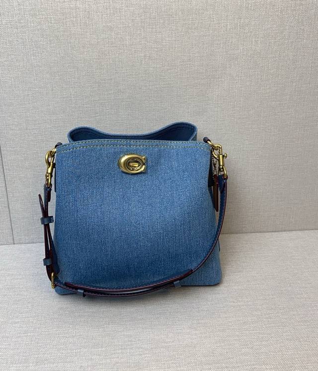 Coach 4月新品cs241香布蕾 Charlie水桶包 21 Charlie水桶包21的款式小巧精致加之香布雷的奢华面料，更显大牌优雅气质~ #Coach新