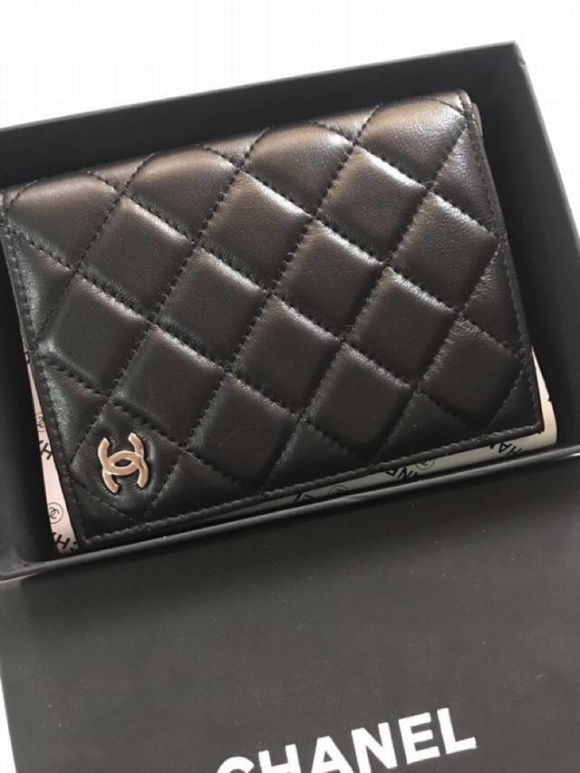 护照本 Chanel香奈儿专柜款羊皮护照包里外全皮 专柜款式 做工细节无可挑剔 坚持高品质 款号31541 金扣 银扣