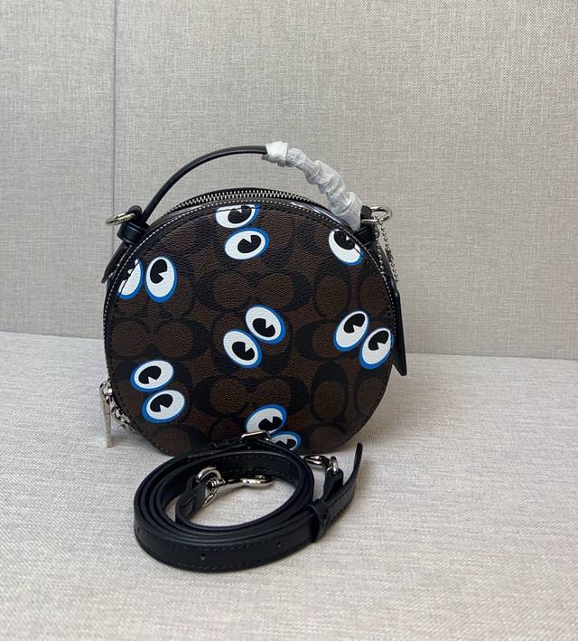 Cm194，Cm840，Cm766 Cm856Coach X 迪士尼合作款 Canteen圆饼米奇系，活力十足，凹造型绝绝子，双拉链设计，收纳很方便哦~Yyds