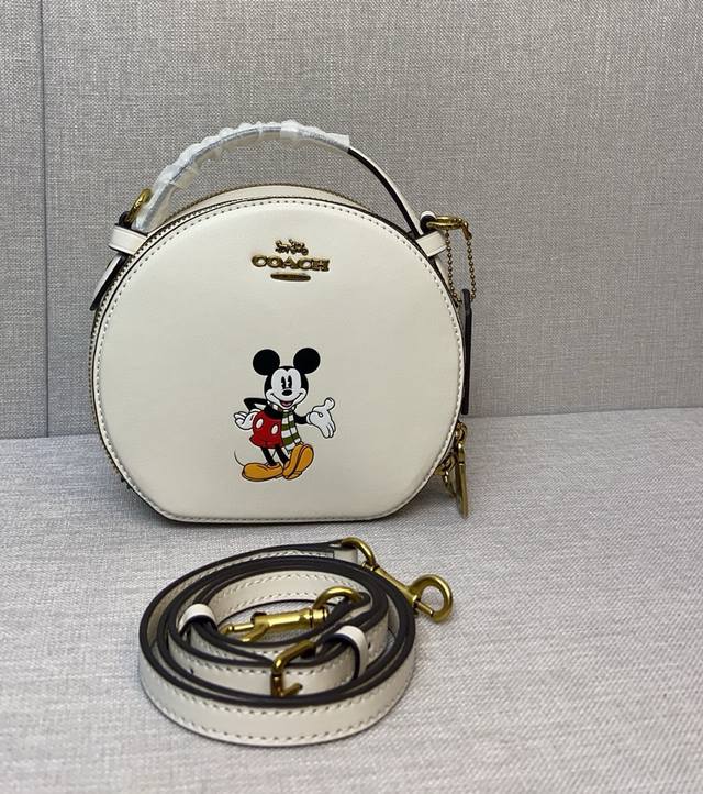 Cm194，Cm840，Cm766 Cm856Coach X 迪士尼合作款 Canteen圆饼米奇系，活力十足，凹造型绝绝子，双拉链设计，收纳很方便哦~Yyds