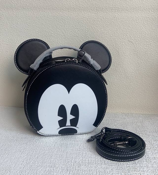 Cm194，Cm840，Cm766 Cm856Coach X 迪士尼合作款 Canteen圆饼米奇系，活力十足，凹造型绝绝子，双拉链设计，收纳很方便哦~Yyds