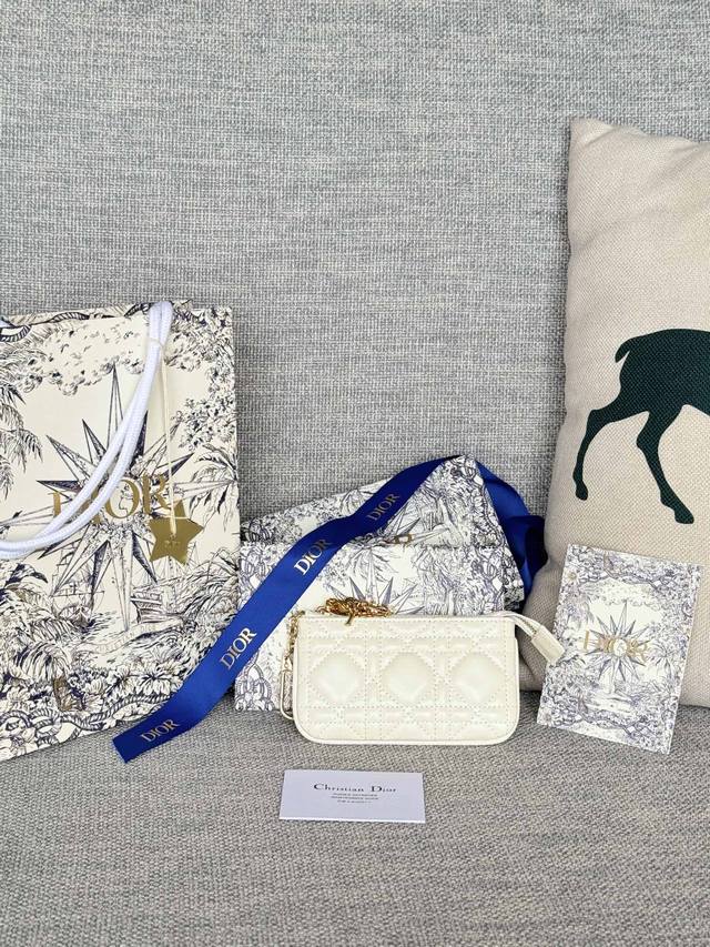 顶级原单,2024春夏女包卡包 2024春夏品牌:Dior迪奥 尺寸:14.5*7.6Cm 型号:S0792Uwhc_M30G 这款 Dior Caro 卡夹优 顶级原单,2024春夏女包卡包 2024春夏品牌:Dior迪奥 尺寸:14.5*7.6Cm 型号:S0792Uwhc_M30G 这款 Dior Caro 卡夹优