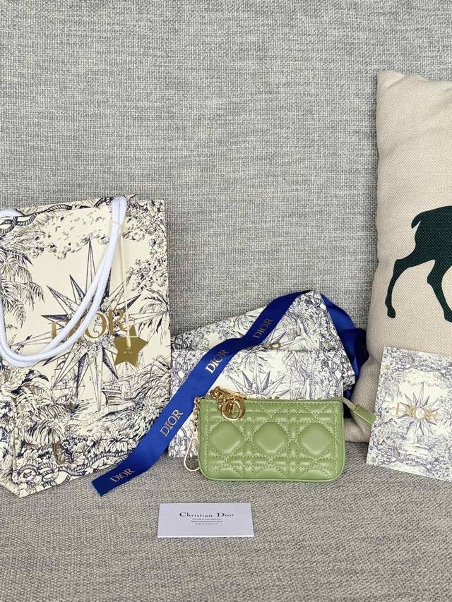 顶级原单,2024春夏女包卡包 2024春夏品牌:Dior迪奥 尺寸:14.5*7.6Cm 型号:S0792Uwhc_M30G 这款 Dior Caro 卡夹优 顶级原单,2024春夏女包卡包 2024春夏品牌:Dior迪奥 尺寸:14.5*7.6Cm 型号:S0792Uwhc_M30G 这款 Dior Caro 卡夹优