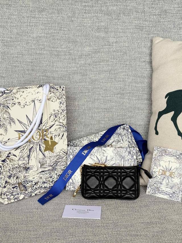 顶级原单,2024春夏女包卡包 2024春夏品牌:Dior迪奥 尺寸:14.5*7.6Cm 型号:S0792Uwhc_M30G 这款 Dior Caro 卡夹优 顶级原单,2024春夏女包卡包 2024春夏品牌:Dior迪奥 尺寸:14.5*7.6Cm 型号:S0792Uwhc_M30G 这款 Dior Caro 卡夹优