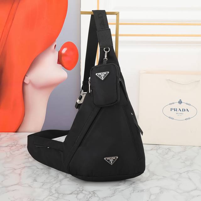 新款胸包型号092 2021秋冬男士胸包采用柔软防水布料,包身风格介于背包和单肩包之间,演绎混搭设计风格。配旁开扣的可调式编织尼龙肩带彰显功能性,标志性的涂珐琅 新款胸包型号092 2021秋冬男士胸包采用柔软防水布料,包身风格介于背包和单肩包之间,演绎混搭设计风格。配旁开扣的可调式编织尼龙肩带彰显功能性,标志性的涂珐琅