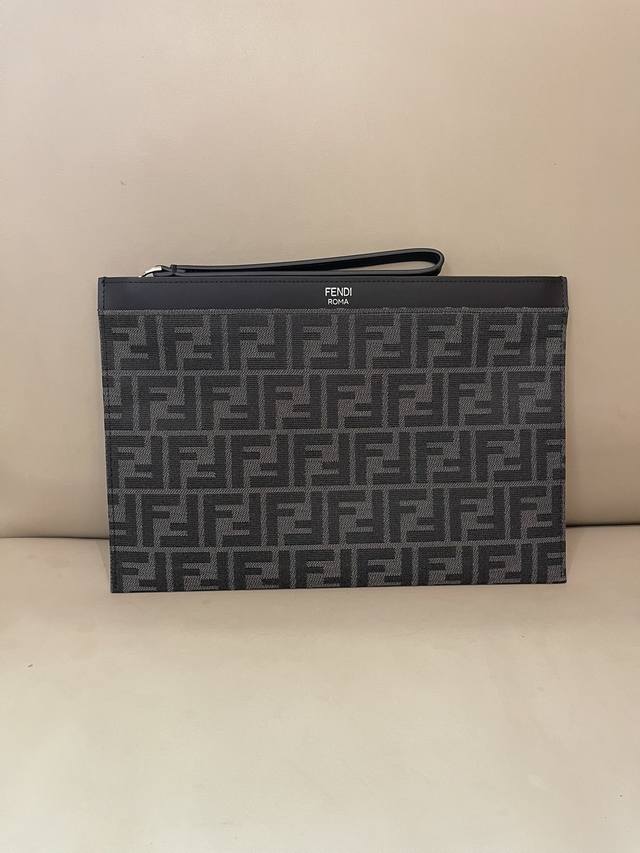 顶级原单，独家正品开发，百分百头层牛皮，对版老花面料，材质做工一流，细节之处尽显品质，体现了每一步的用心，可正式可休闲的款式，能装日常的生活用品，容量真心不错，