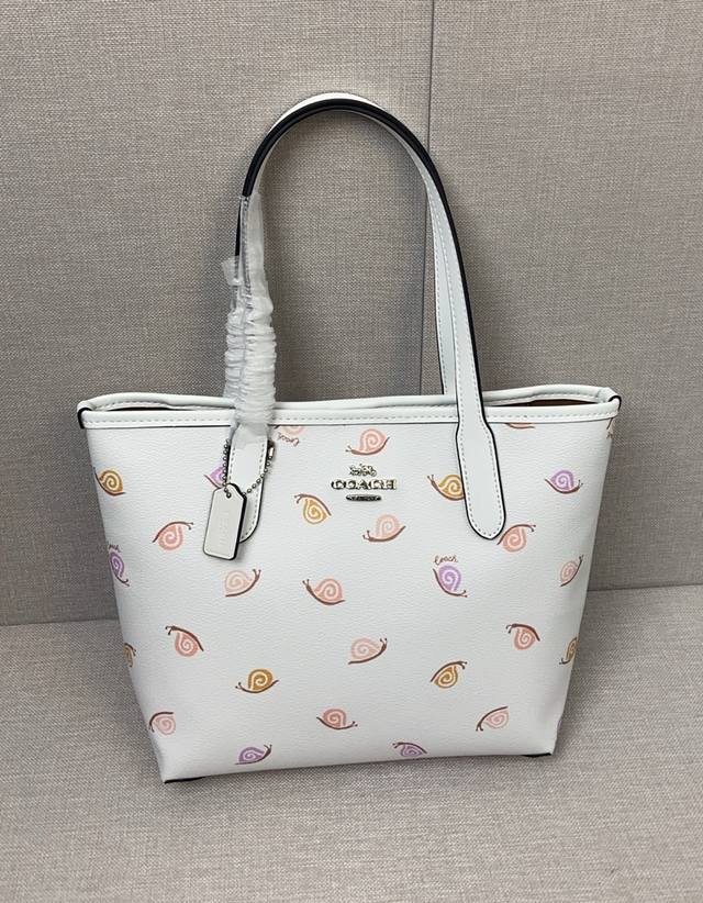 Coach印花包 Cv269 属于夏天的浪漫蔻 总有热衷于印花的 印花自带一股清新脱俗的浪漫~给人温柔的感觉~不得不说敲适合春夏季~配上裙子，是属于夏天的味道搭