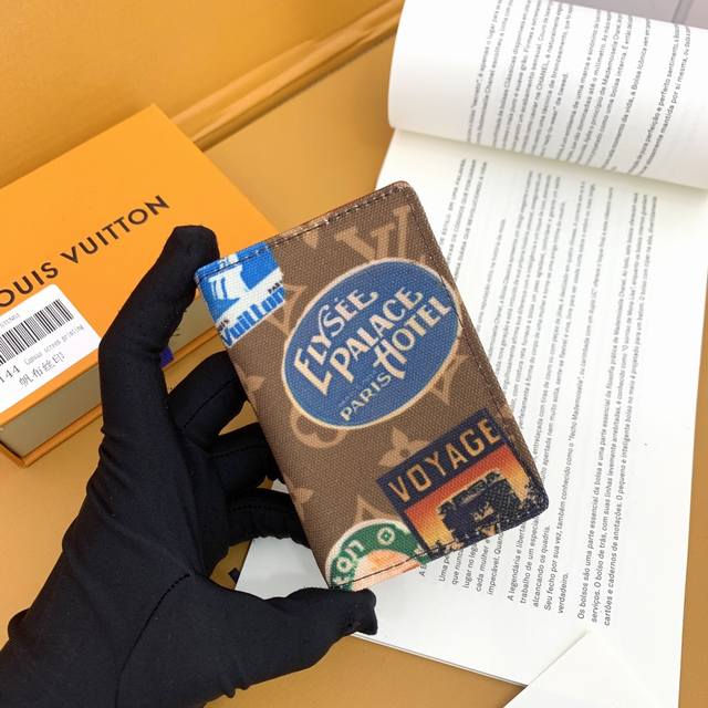 63144 帆布丝印 2024春夏最新款本款口袋钱夹将 Damier Graphite 帆布的典雅气息与 Epi 皮革的细腻质地相融，其间描绘点缀路易威登标识的