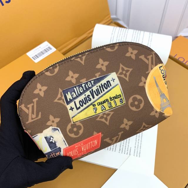 47515 帆布丝印 2024春夏最新款本款口袋钱夹将 Damier Graphite 帆布的典雅气息与 Epi 皮革的细腻质地相融,其间描绘点缀路易威登标识的 47515 帆布丝印 2024春夏最新款本款口袋钱夹将 Damier Graphite 帆布的典雅气息与 Epi 皮革的细腻质地相融,其间描绘点缀路易威登标识的