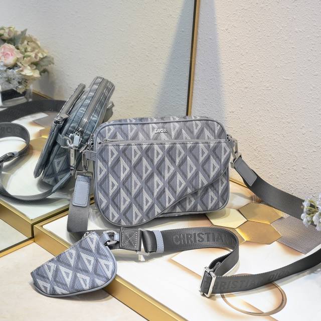 配盒子 这款马鞍三件套手袋是二零二三秋季男装系列新品,采用黑色 Oblique 印花面料精心制作,醒目百搭。三合一款式,设有一个拉链包,突显正面的马鞍手拿包和 配盒子 这款马鞍三件套手袋是二零二三秋季男装系列新品,采用黑色 Oblique 印花面料精心制作,醒目百搭。三合一款式,设有一个拉链包,突显正面的马鞍手拿包和