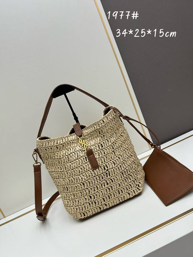 新款批圣罗兰le 37拉菲草编织手袋 水桶包，Le Cassandre钩扣开合，采用编织拉菲草和植鞣皮革制成。可调节可拆卸肩带，演绎多种佩戴方式。 此款单品配有