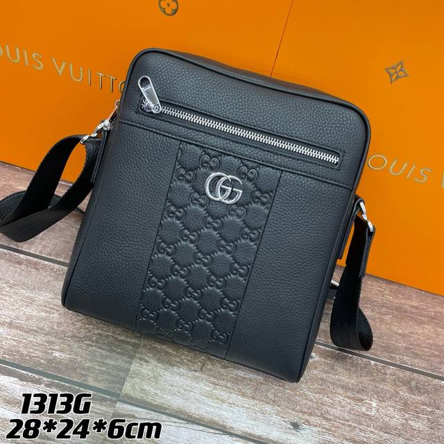 Gucci顶级原版货专柜品质最新款，高端大气，时尚有品味，最新顶级专柜自然摔 手感柔软厚度足耐磨性好，超级实用，专柜高清刻印logo伍金配件。有暗拉链口袋， 型