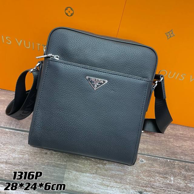 Prada顶级原版货专柜品质最新款，高端大气，时尚有品味，最新顶级专柜自然摔 手感柔软厚度足耐磨性好，超级实用，专柜高清刻印logo伍金配件。有暗拉链口袋， 型