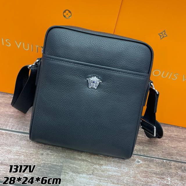 Versace顶级原版货专柜品质最新款，高端大气，时尚有品味，最新顶级专柜自然摔 手感柔软厚度足耐磨性好，超级实用，专柜高清刻印logo伍金配件。有暗拉链口袋，