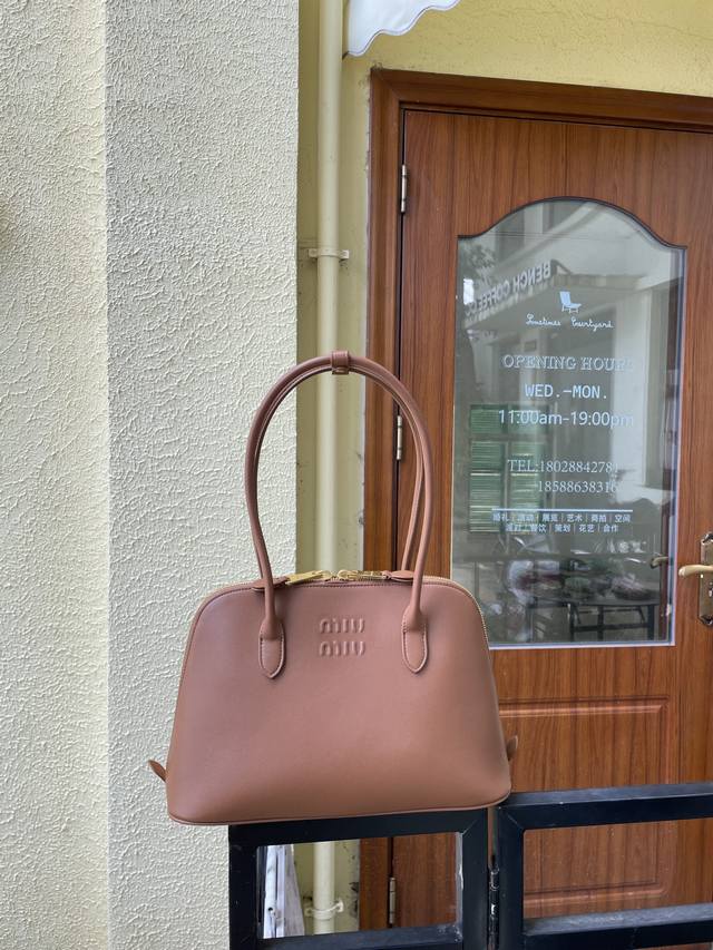 24Ss 秀款复古手提包 新一轮春夏焦点非miumi*莫属，延续上一季的休闲舒适装扮是不羁的“叛逆少女”也是优雅复古的“富家千金”，包包采用顶级进口小牛皮，皮质