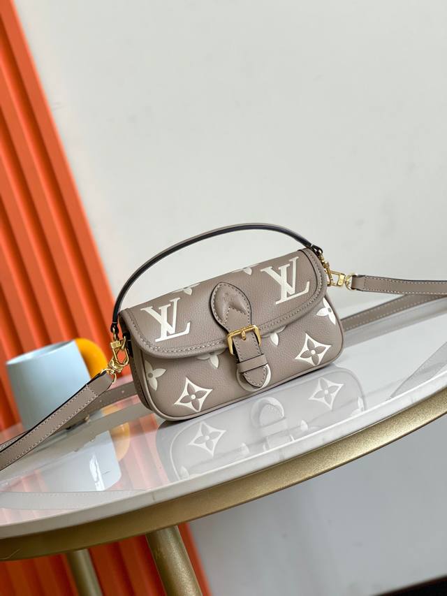 顶级原单，M83300 M83566本款 Nano Diane 手袋浓缩 Diane 手袋的经典构型，为 Monogram Empreinte 皮革渲染双重色调