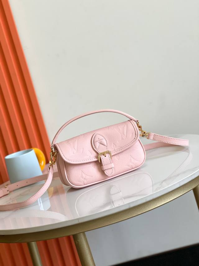 顶级原单，M83300 M83566本款 Nano Diane 手袋浓缩 Diane 手袋的经典构型，为 Monogram Empreinte 皮革渲染双重色调