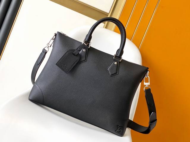 M30978变码芯片顶级原单 十字纹头层牛皮 本款 Slim 公文包采用 Taga 牛皮革和加固包角共筑流畅廓形，以金属 Lv 字母标注品牌身份。衬垫隔层可存放